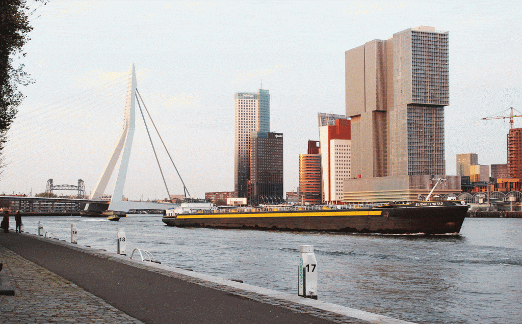 Logo van Modal Shift: een blauwe cirkel met vier pijlen die vanuit het midden naar buiten wijzen in de vier windrichtingen. De pijlen in groene kleur maken een bocht van boven naar links en van onder naar rechts; de pijlen in blauw wijzen rechtdoor naar rechts en naar links. In het midden staat de tekst "modal shift" in wit, waarbij het woord "shift" vetgedrukt is.